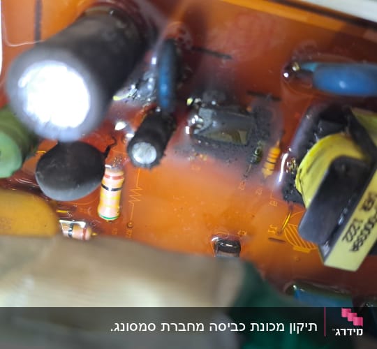 רכיבים אלקטרוניים על לוח מעגל מודפס